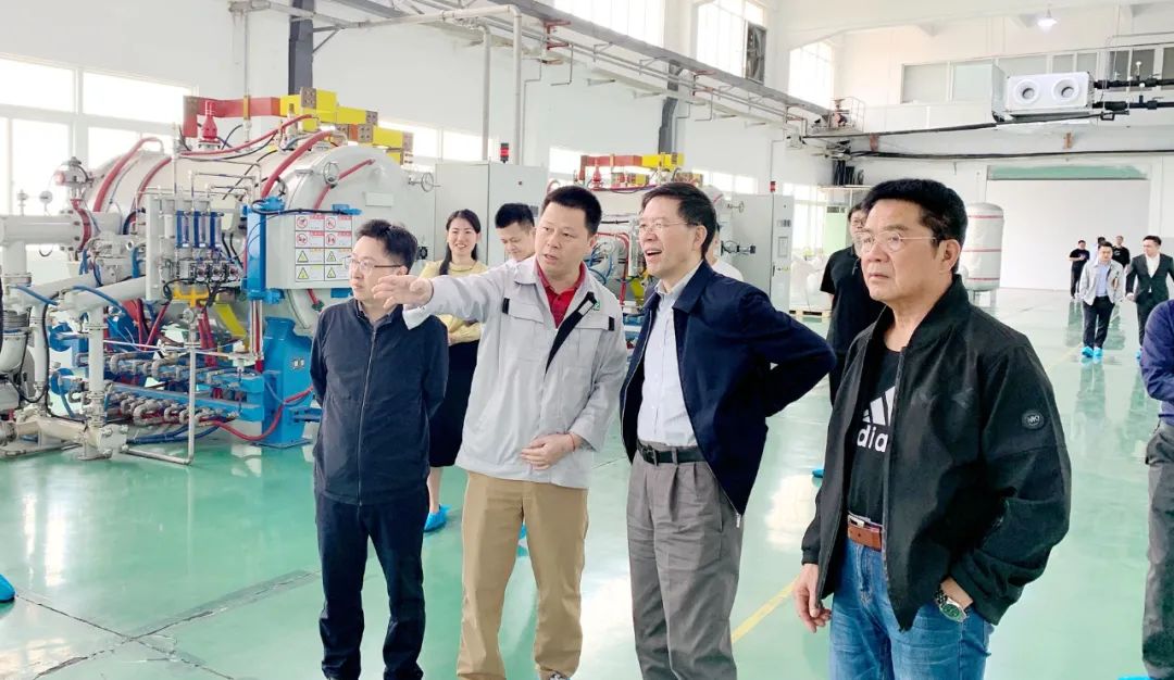 Nan Cewen, l'accademico dell'Accademia cinese delle scienze (CAS) e decano della Tsinghua Materials and Science Engineering e il suo gruppo hanno visitato per indagini